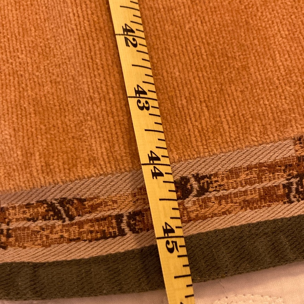 Towels like new, see pictures. Some fading